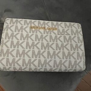 Medium Signature Logo Wallet